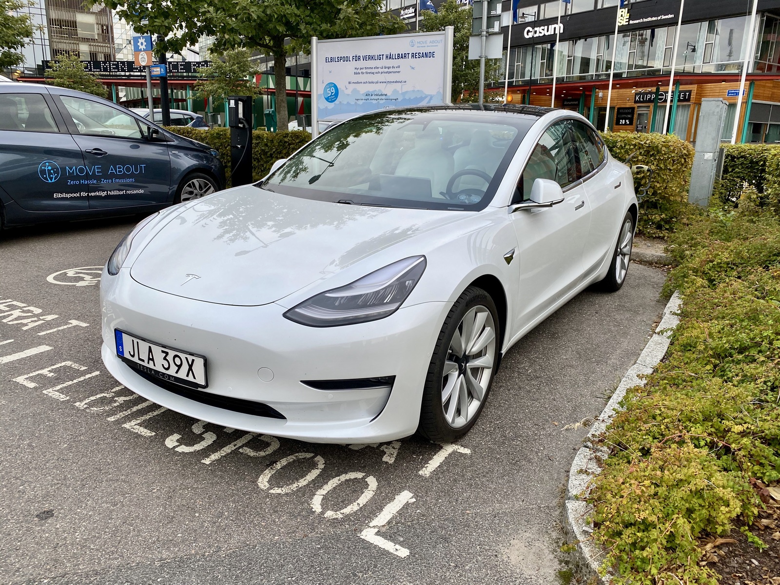 Hyr en Tesla med Move About i Göteborg